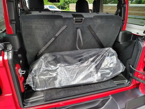 Used 2025 Jeep Wrangler Sport AWD/4WD image 17