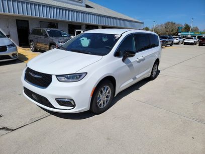 New 2026 Chrysler Pacifica Select