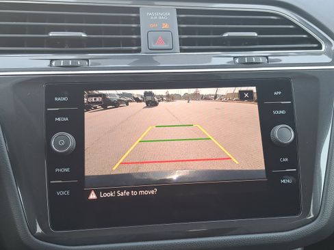 Certified 2021 Volkswagen Tiguan SE image 23