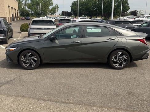 Used 2025 Hyundai Elantra Sport image 3