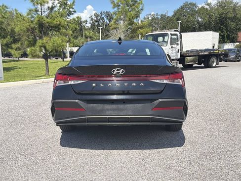 Used 2024 Hyundai Elantra SE FWD image 6