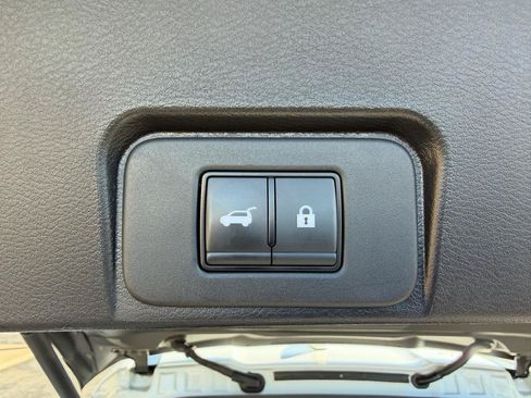 Used 2025 Nissan Rogue SV FWD image 7