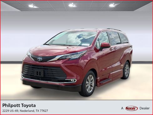 Used 2022 Toyota Sienna XLE w/ XLE Plus Package FWD image 1