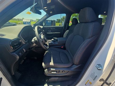 Used 2025 Honda Pilot Sport image 14