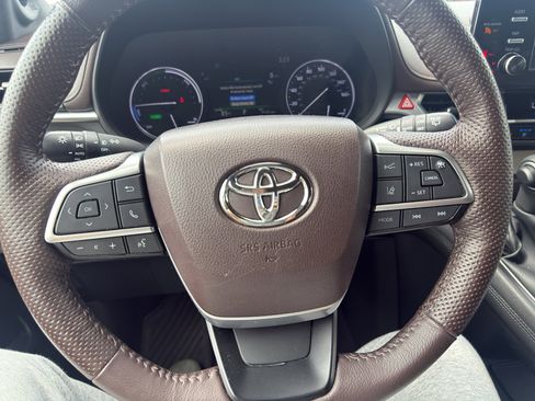 Used 2023 Toyota Sienna Platinum AWD/4WD image 18