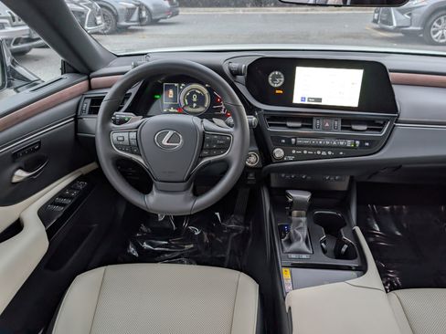 Certified 2025 Lexus ES 300h w/ Premium Package image 16