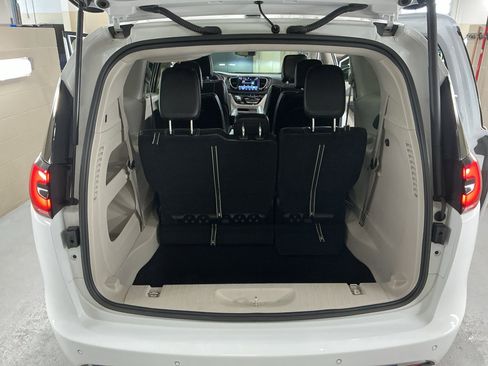 Used 2024 Chrysler Pacifica Touring-L FWD image 14