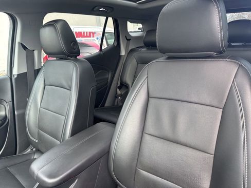 Used 2023 GMC Terrain SLT w/ Elevation Edition image 17