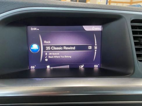 Used 2018 Volvo S60 T5 Inscription image 24