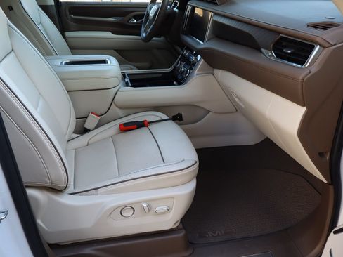 Used 2024 GMC Yukon XL Denali w/ Advanced Technology Package AWD/4WD image 18