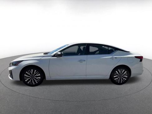 Used 2025 Nissan Altima 2.5 SV FWD image 9