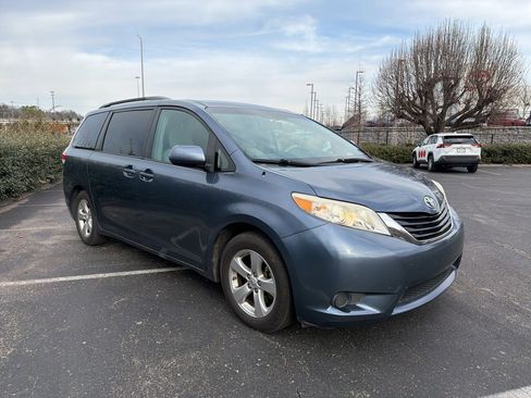 Used 2013 Toyota Sienna LE image 3
