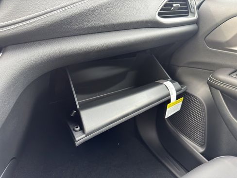 New 2026 Chrysler Pacifica Select image 24