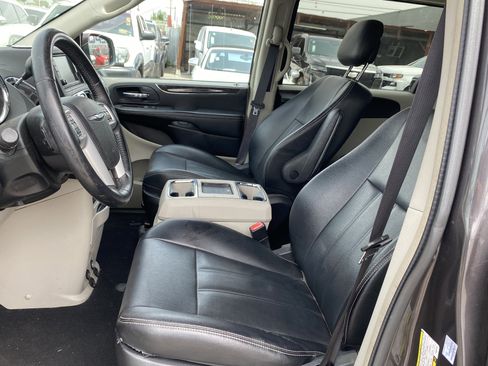 Used 2015 Chrysler Town & Country Touring image 11