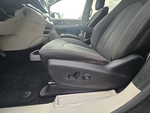 Used 2017 Chrysler Pacifica LX FWD image 19