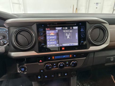 Used 2017 Toyota Tacoma Limited image 15