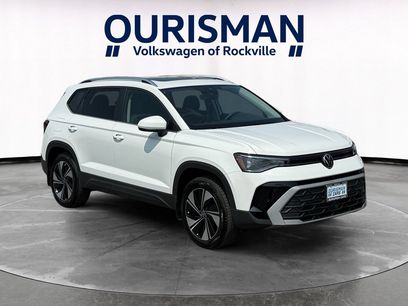 Used 2025 Volkswagen Taos SE w/ Panoramic Sunroof Package
