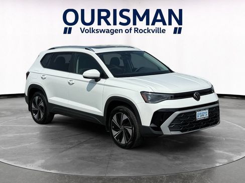 Used 2025 Volkswagen Taos SE w/ Panoramic Sunroof Package AWD/4WD image 1