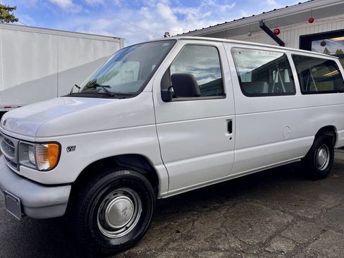 Used 1999 Ford E-150 and Econoline 150 Wagon image 1