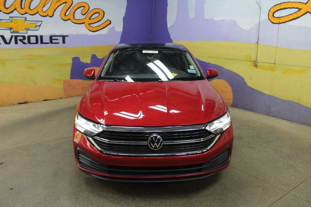 Used 2023 Volkswagen Jetta SE w/ Panoramic Sunroof Package FWD image 3