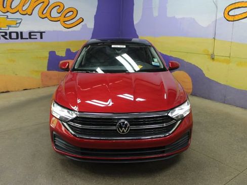 Used 2023 Volkswagen Jetta SE w/ Panoramic Sunroof Package FWD image 3