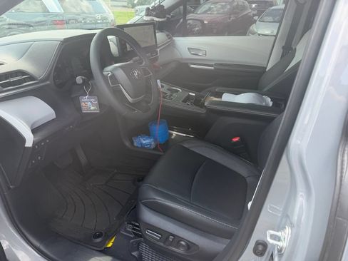 Used 2026 Toyota Sienna XSE AWD/4WD image 8