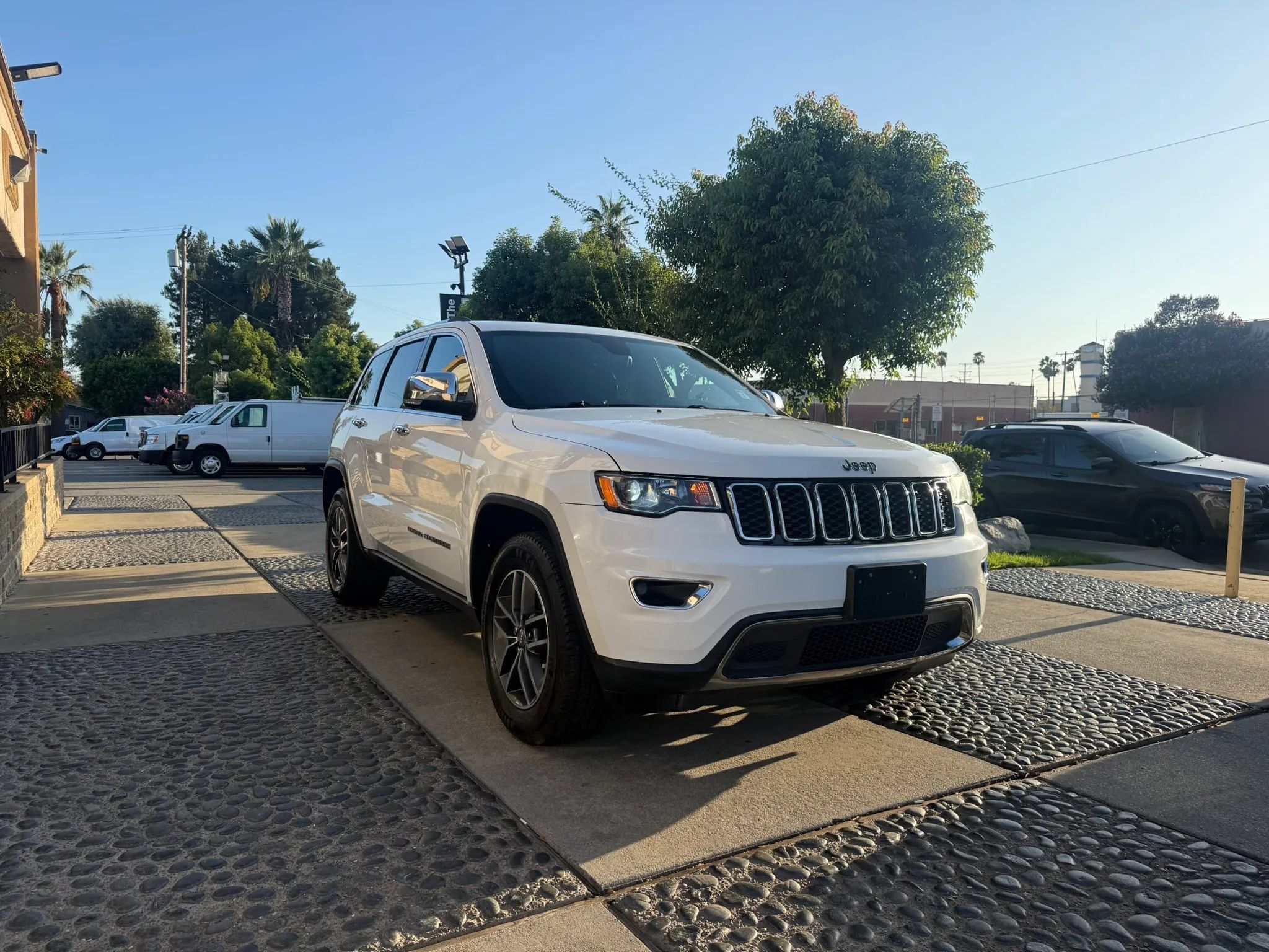 Used 2017 Jeep Grand Cherokee Limited RWD image 4