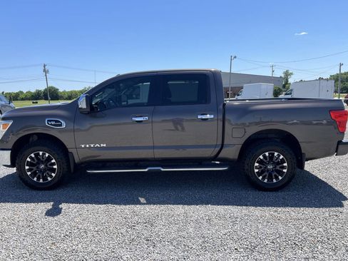 Used 2017 Nissan Titan SL w/ Off-Road Package AWD/4WD image 6