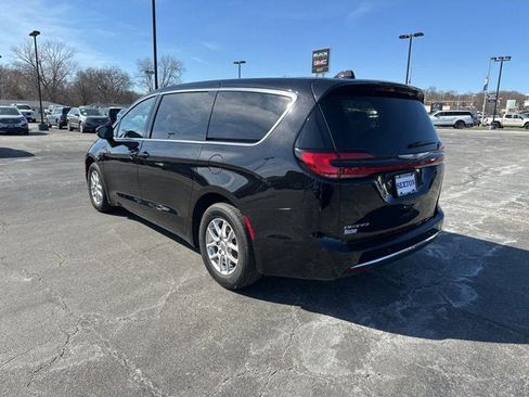 Used 2025 Chrysler Pacifica Select FWD image 7
