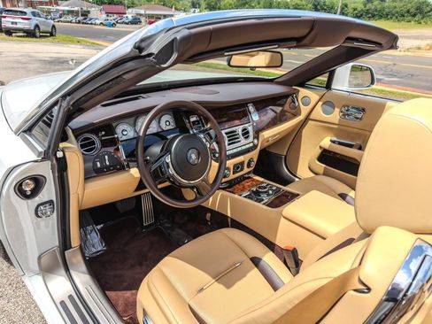 Used 2018 Rolls-Royce Dawn RWD image 26
