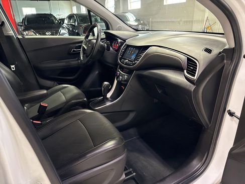 Used 2017 Chevrolet Trax LT w/ LT Convenience Package FWD image 36