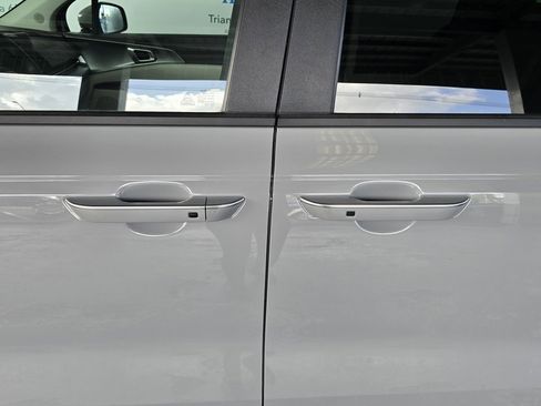 Used 2024 Kia Carnival LX image 29