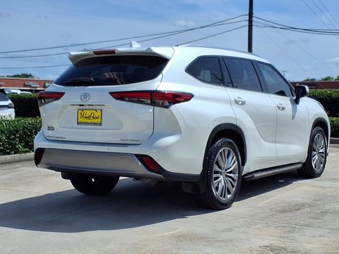 Used 2021 Toyota Highlander Platinum FWD image 2