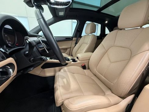 Certified 2025 Porsche Macan AWD/4WD image 5