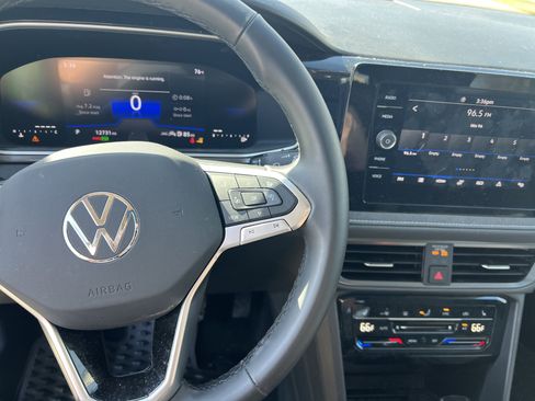 Certified 2025 Volkswagen Taos SE image 19