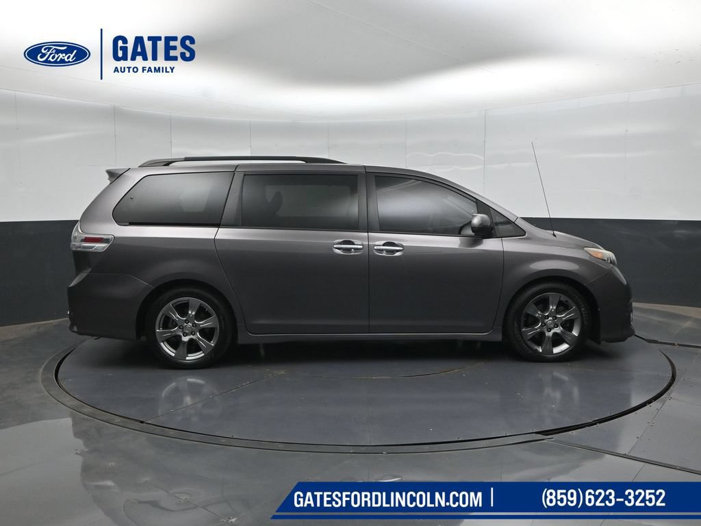 Used 2014 Toyota Sienna SE FWD image 3