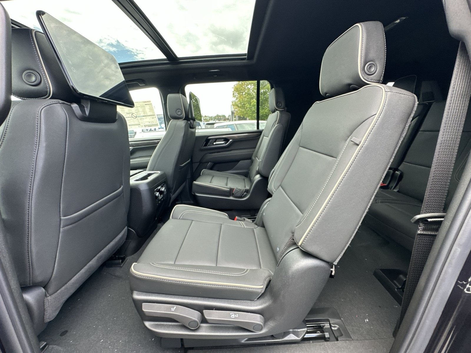 New 2026 GMC Yukon XL Elevation w/ Elevation Premium Package AWD/4WD image 25