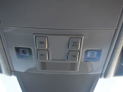 Used 2023 Volkswagen Tiguan SE image 31