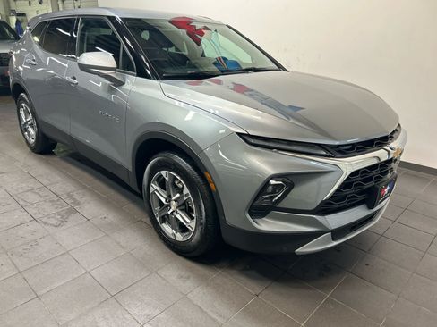 Used 2025 Chevrolet Blazer LT AWD/4WD image 2