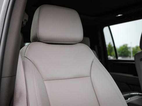 Used 2025 Chevrolet Suburban LT w/ Comfort Package AWD/4WD image 34