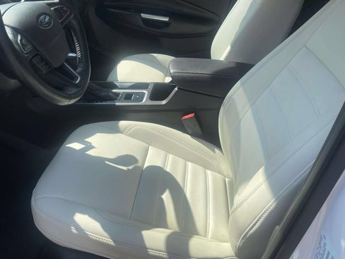 Used 2018 Ford Escape SEL w/ SEL Sport Appearance Package FWD image 16
