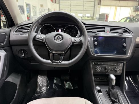 Used 2020 Volkswagen Tiguan SE w/ Panoramic Sunroof Package image 21