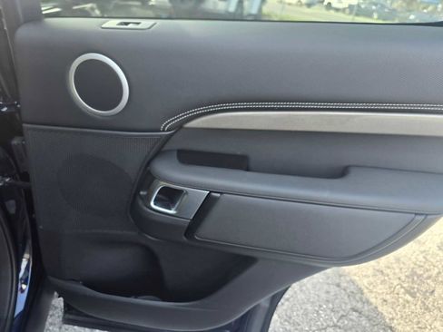 Used 2023 Land Rover Discovery Metropolitan Edition image 13