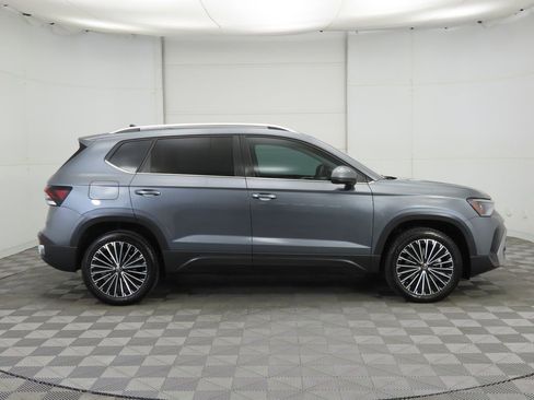 Used 2025 Volkswagen Taos SE w/ Panoramic Sunroof Package FWD image 4