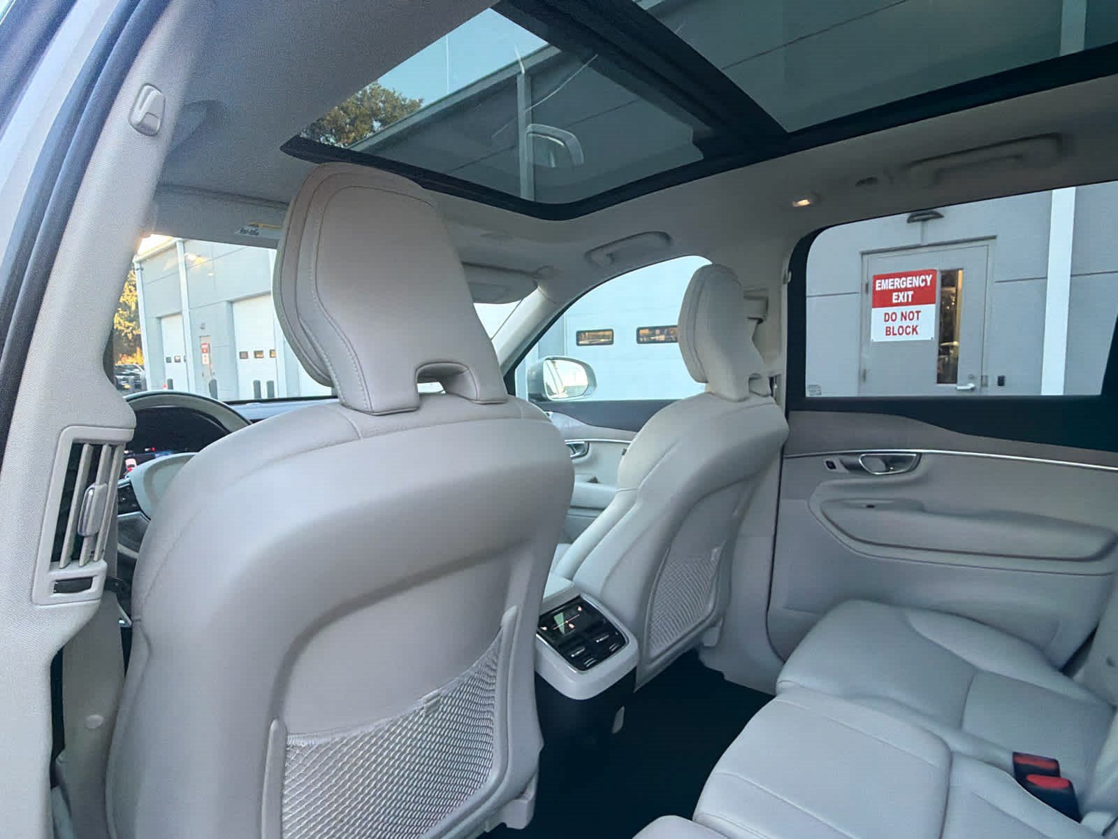 Used 2024 Volvo XC90 B5 Plus w/ Protection Package Premier AWD/4WD image 24