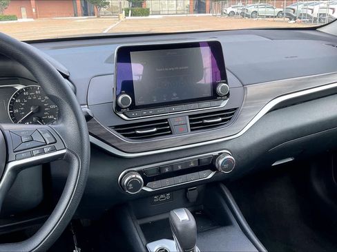 Used 2025 Nissan Altima 2.5 SV FWD image 13