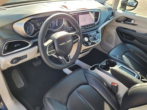 Used 2024 Chrysler Pacifica Touring-L image 7