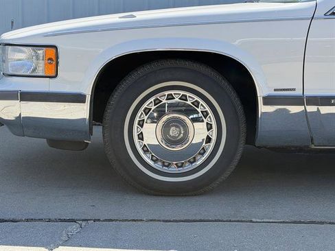 Used 1996 Cadillac Fleetwood Brougham RWD image 9