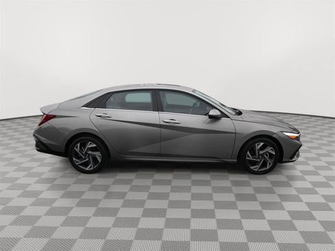 Used 2025 Hyundai Elantra Limited image 3