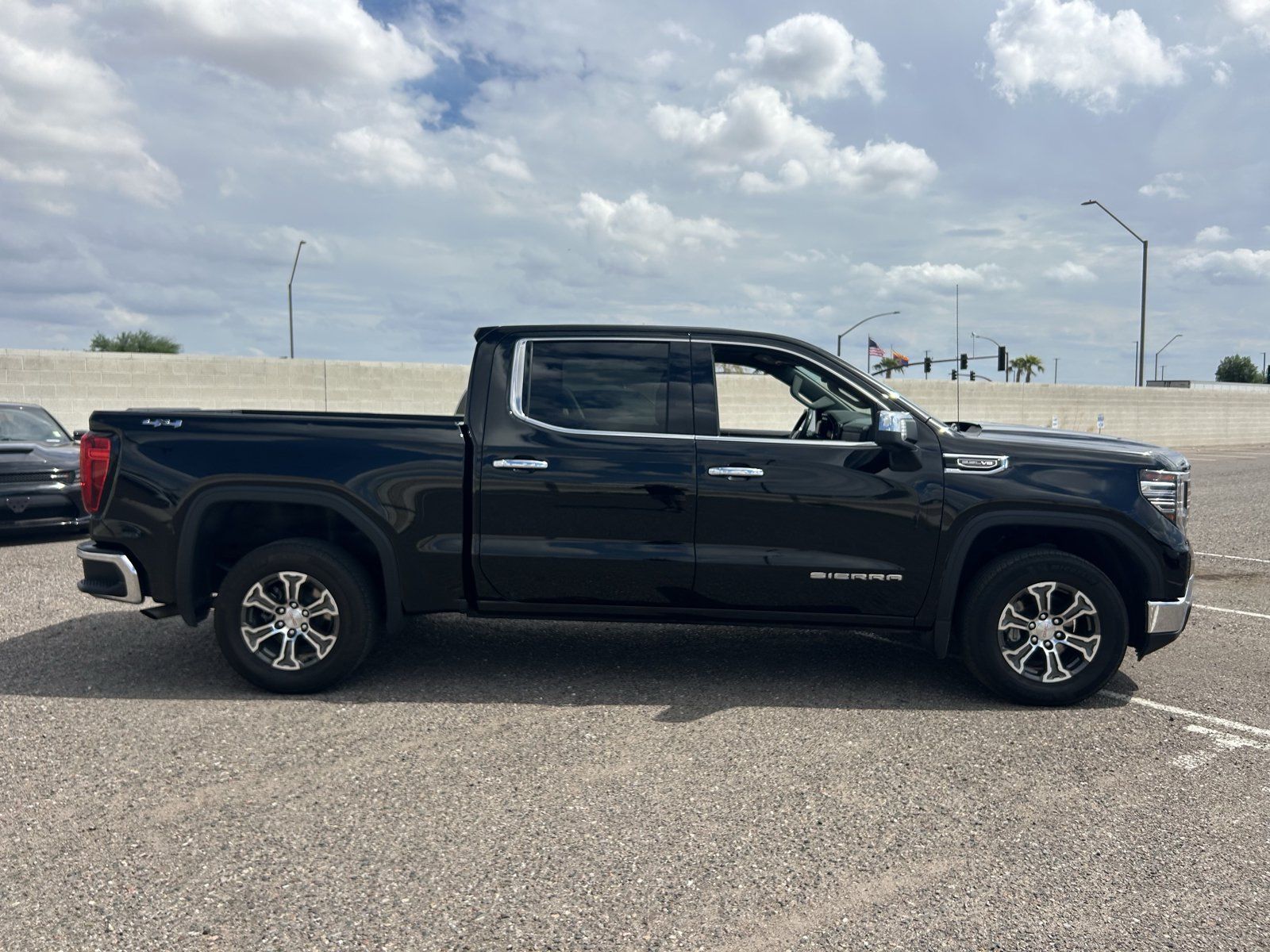 Used 2025 GMC Sierra 1500 SLT AWD/4WD image 6